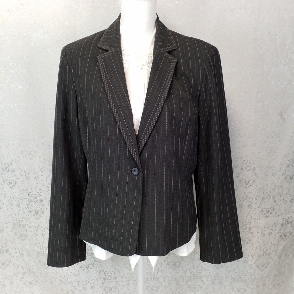 Jones Wear stretch gray fitted blazer with pin stripes 14